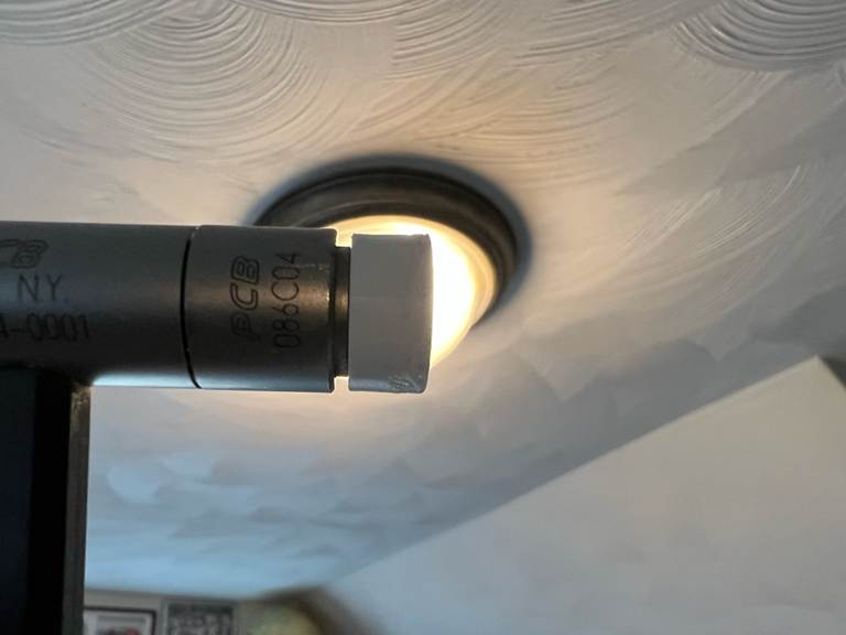 A light on the ceiling

AI-generated content may be incorrect.